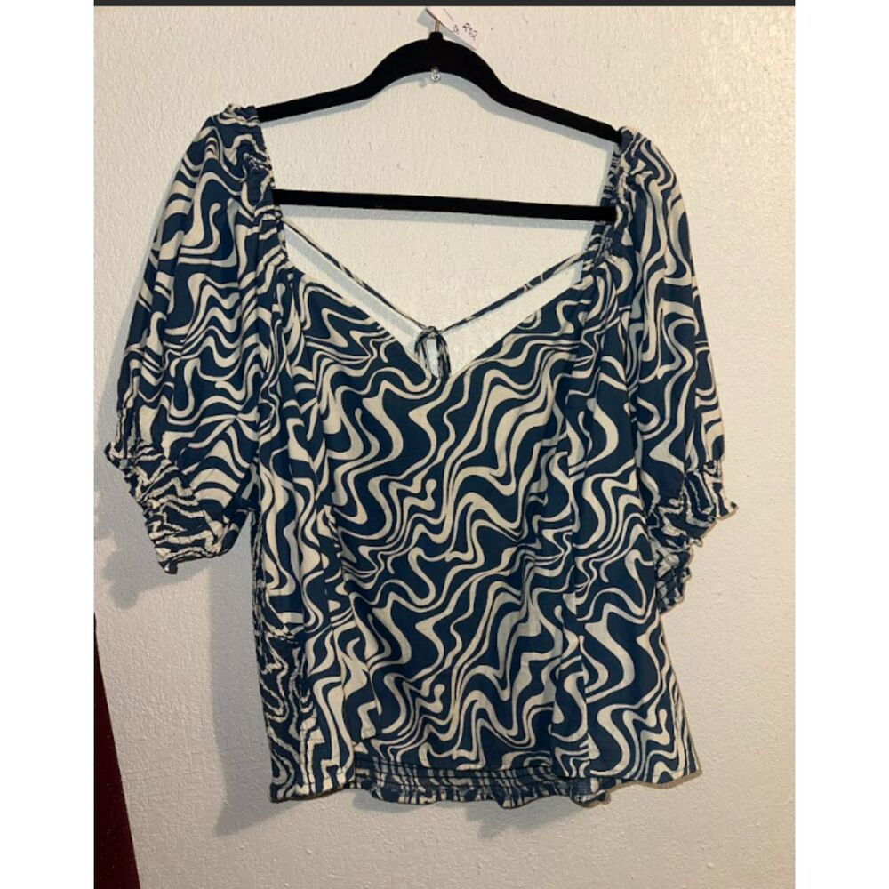 Women's Blue and White Wavy Print Puff Sleeve Square Neck Top